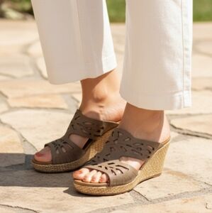 Cobb Hill Green wedge sandals 6